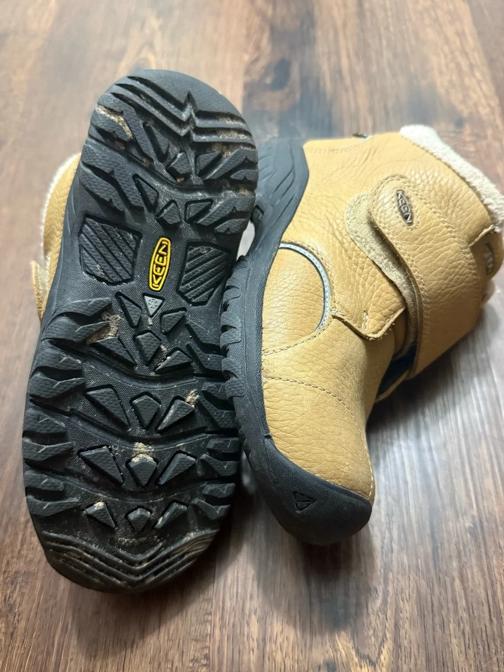 Keen Kootenay Kids Tan Hook-and-Loop Ankle Boots with Sherpa Collar. Like new!